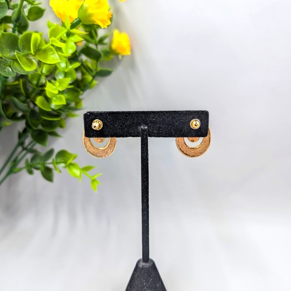 Gorgeous Gold Plated Made in U.S.A. Signed Vintage Earrings with Pearl Accents - Picture 4 of 5